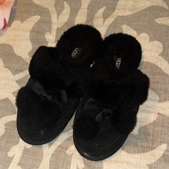 UGG Shoes - UGG Black Fluffy Slippers with Bow